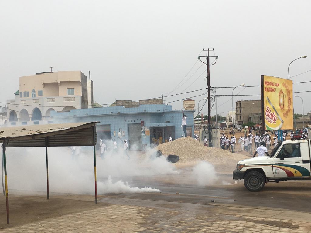 Interdiction de marche à Kaolack : La police disperse la manifestation des prestataires de la Senelec à coups de grenades lacrymogènes.