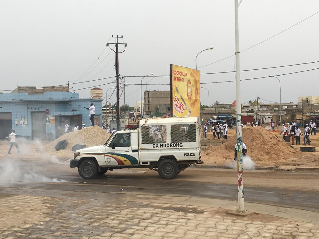 Interdiction de marche à Kaolack : La police disperse la manifestation des prestataires de la Senelec à coups de grenades lacrymogènes.
