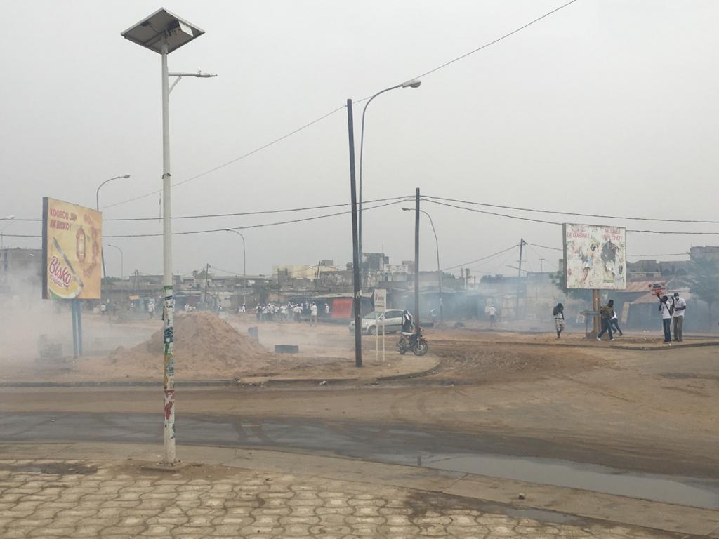 Interdiction de marche à Kaolack : La police disperse la manifestation des prestataires de la Senelec à coups de grenades lacrymogènes.