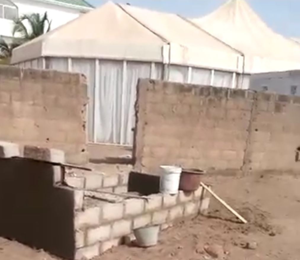 La tombe du défunt et la maison du guide à coté