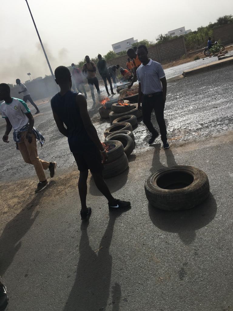 Université de Thiès : Les étudiants barrent la route, brulent des pneus et incendient une voiture.