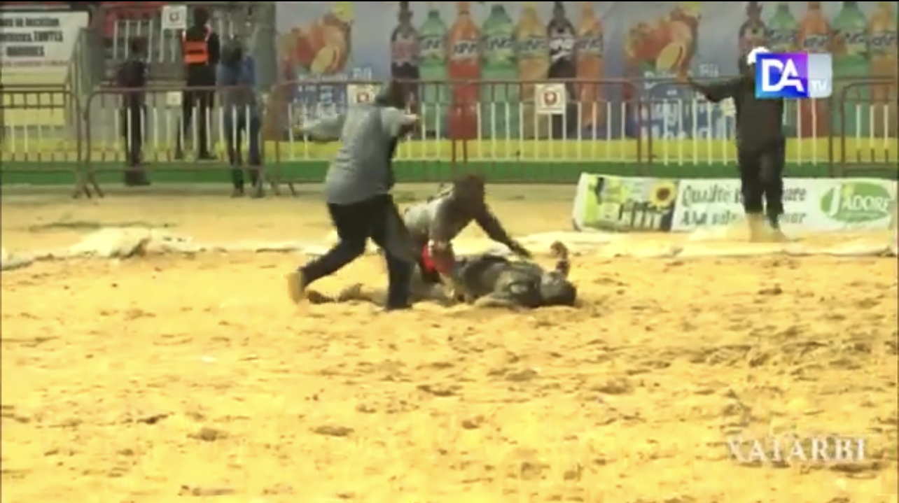 Lutte / Victoire éclatante de Thiate Boy Bambara sur Modou Dia.
