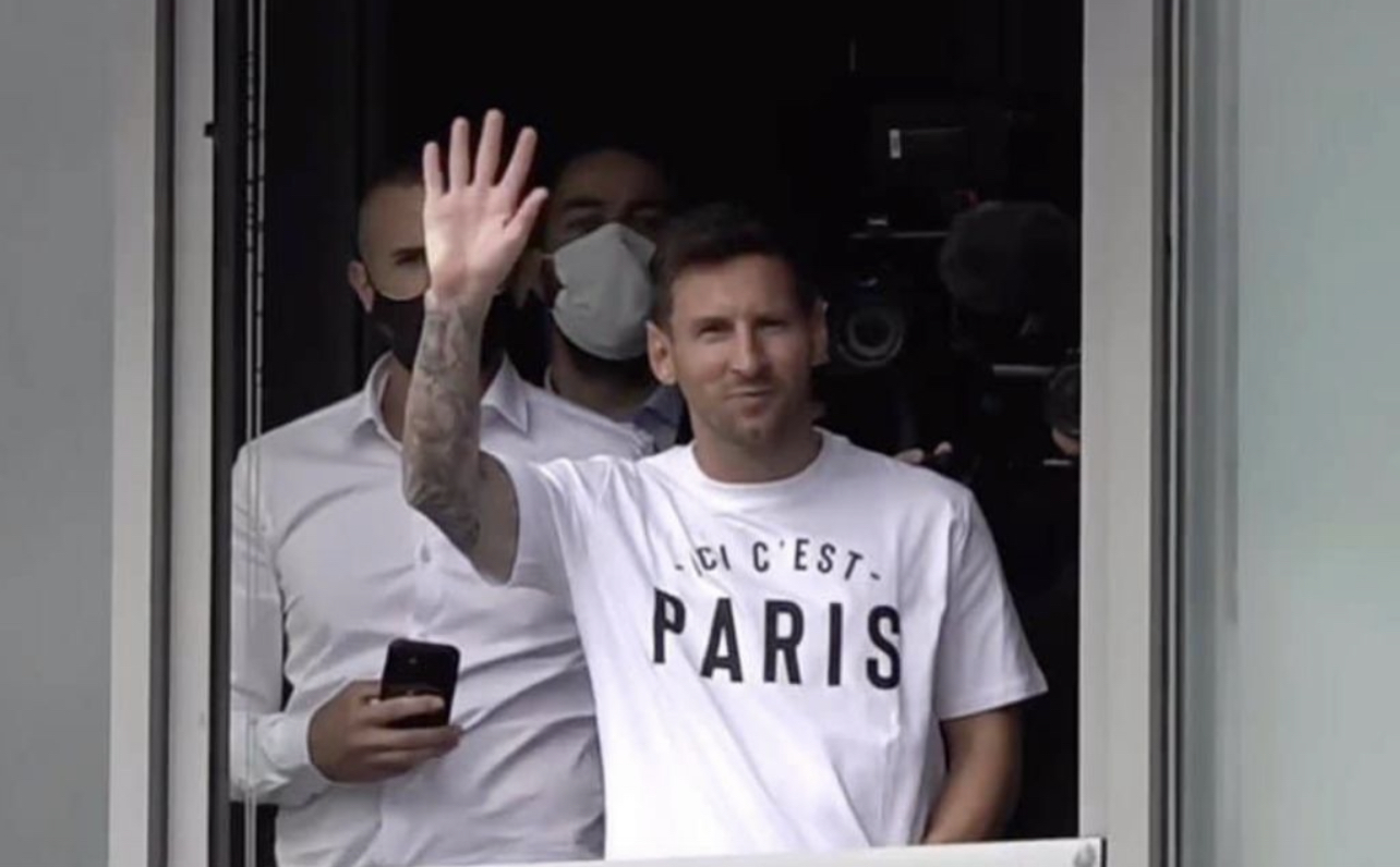 TRANSFERT : Messi est arrivé à Paris.
