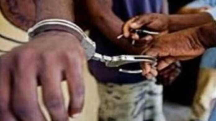 Outrage public à la pudeur : Le jeune guinéen condamné pour avoir exhibé son sexe devant des élèves et des passants sur la voie publique aux fins de se masturber.