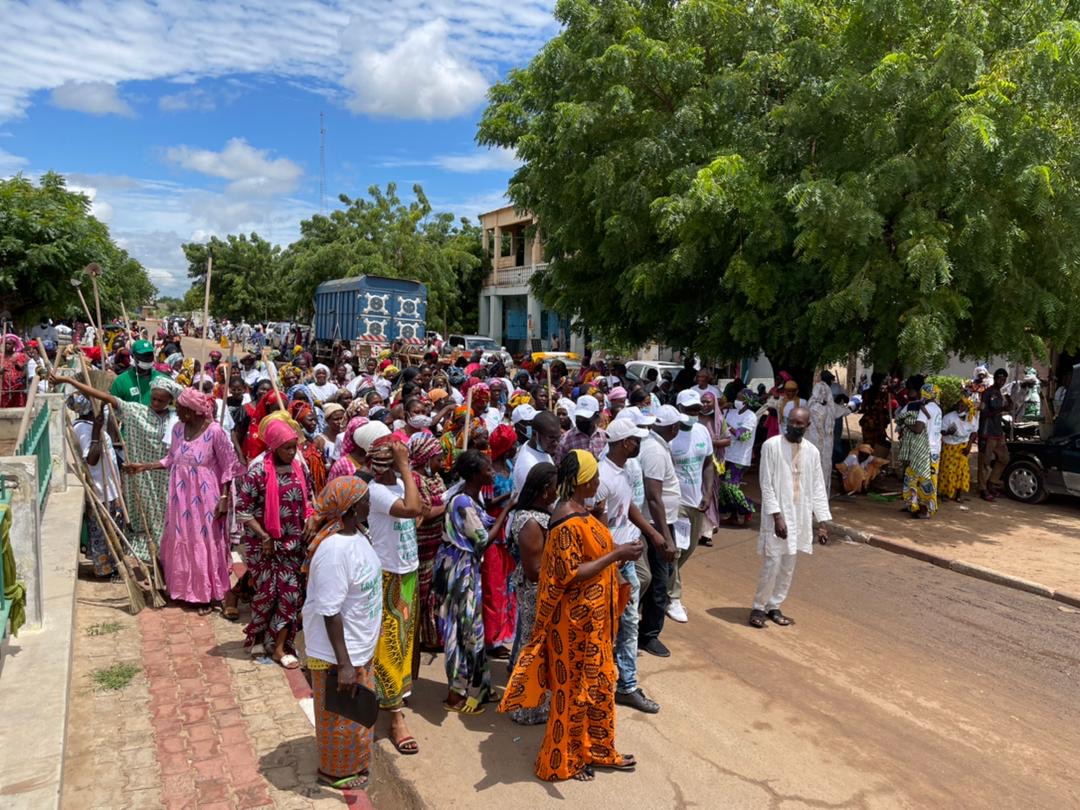 WADIAL MAGAL GUI / Grande mobilisation à l’actif du Directeur de l’Emploi qui a mobilisé 1.500 jeunes et femmes pour une journée de nettoiement.