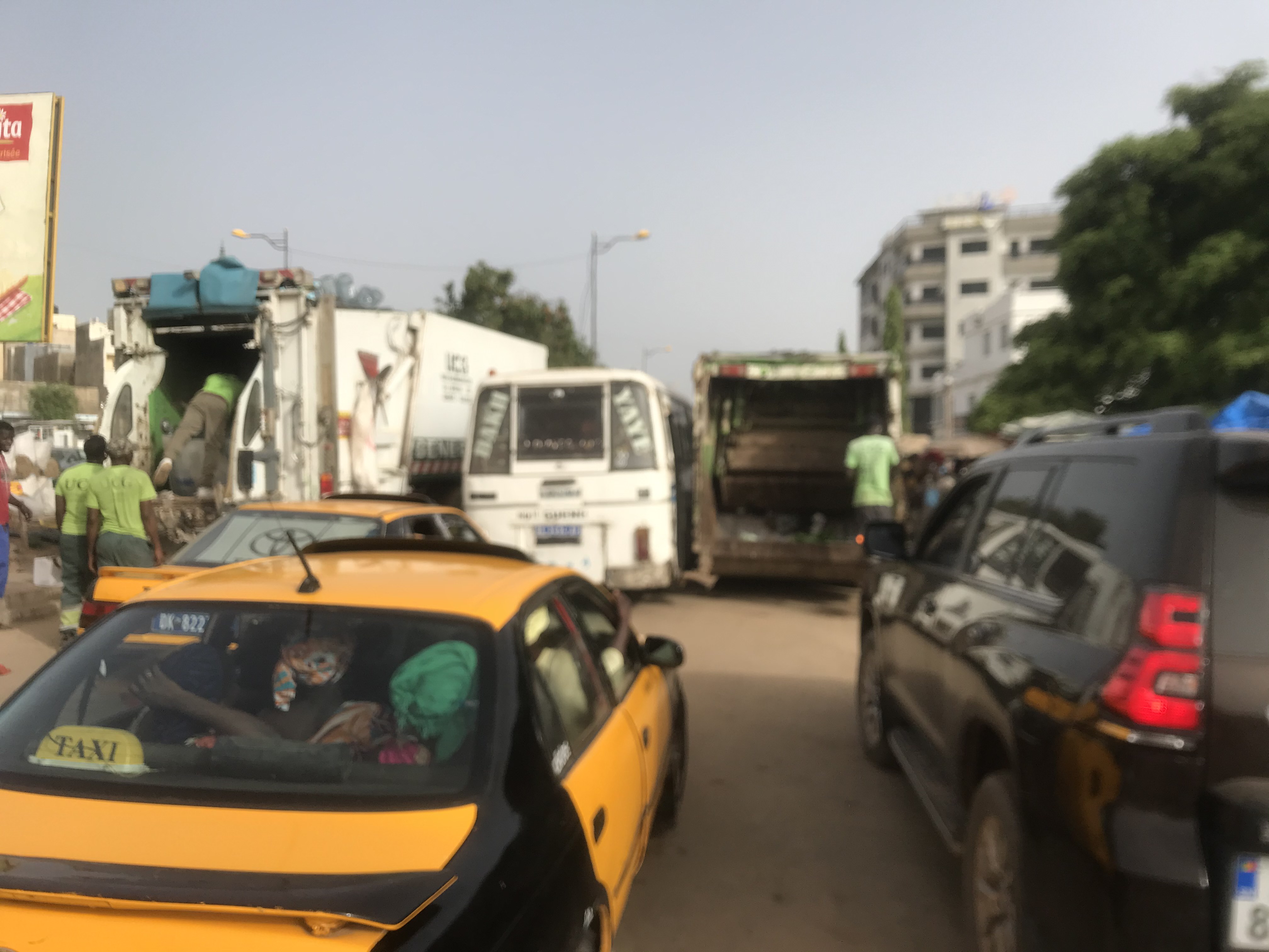 Ramassage d’ordures : Quand des camions de l’UCG entravent la circulation