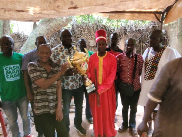 OUSSOUYE / Vainqueur coupe du Sénégal : Seydou Sané a présenté le trophée de la consolidation de la paix aux Majestés Sibilumbaye Diédhiou et Silondébile Diédhiou.
