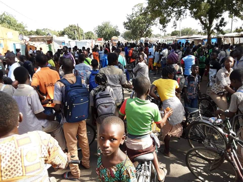 Ville de Pô au Burkina : Une femme provoque une bagarre générale entre civils et militaires.