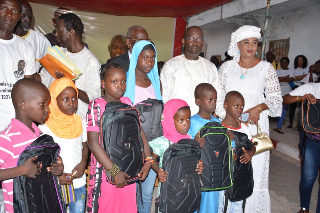 Saint Louis : Le DG de l'OLAC, Alioune Badara Diop, distribue des kits scolaires et du matériel didactique aux élèves et aux écoles élémentaires de Sor.
