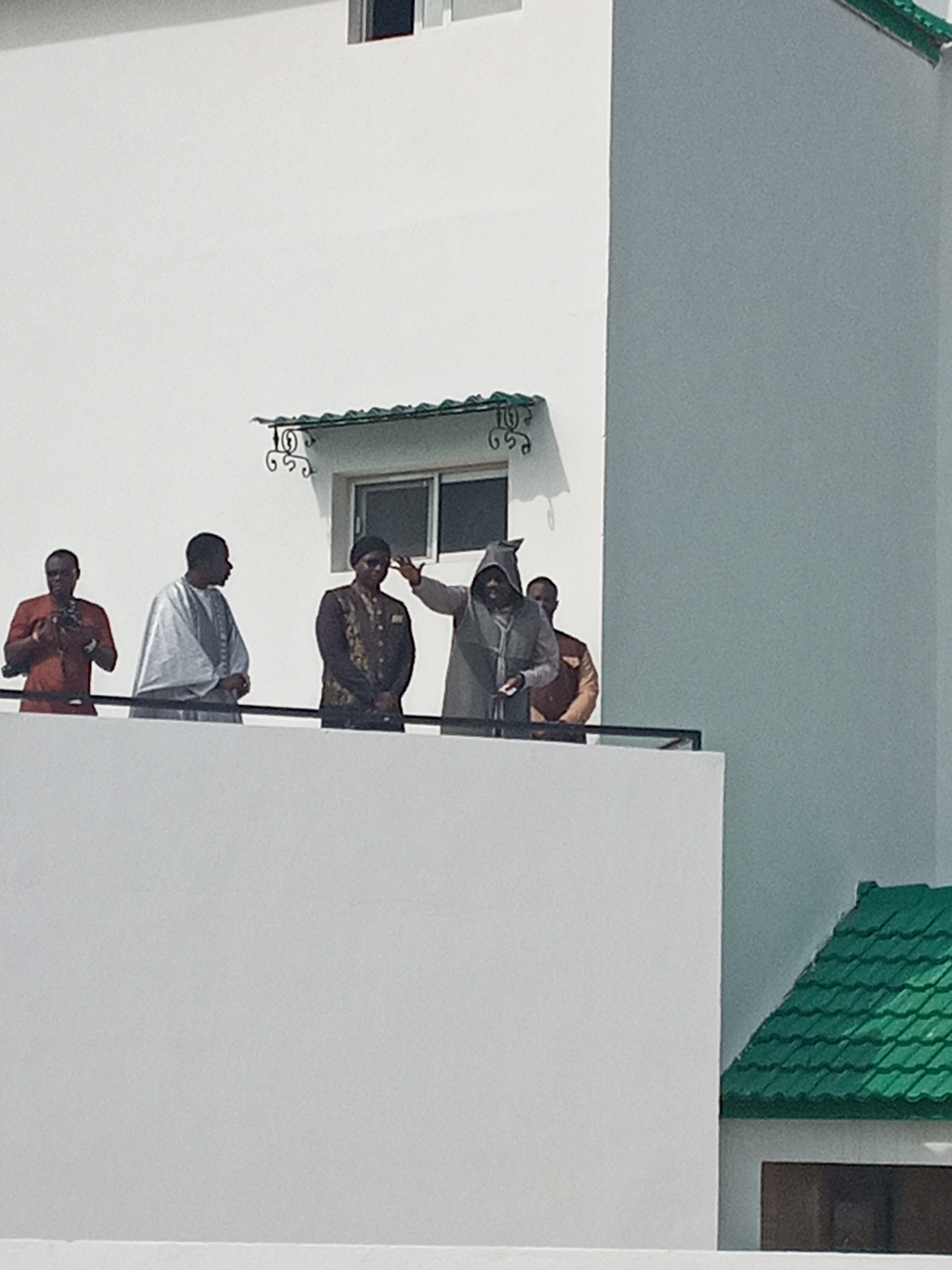 Tivaouane : Le guide spirituel du mouvement Moustarchidine Wal Moustarchidaty, Serigne Moustapha Sy, apparaît dans une liesse populaire.