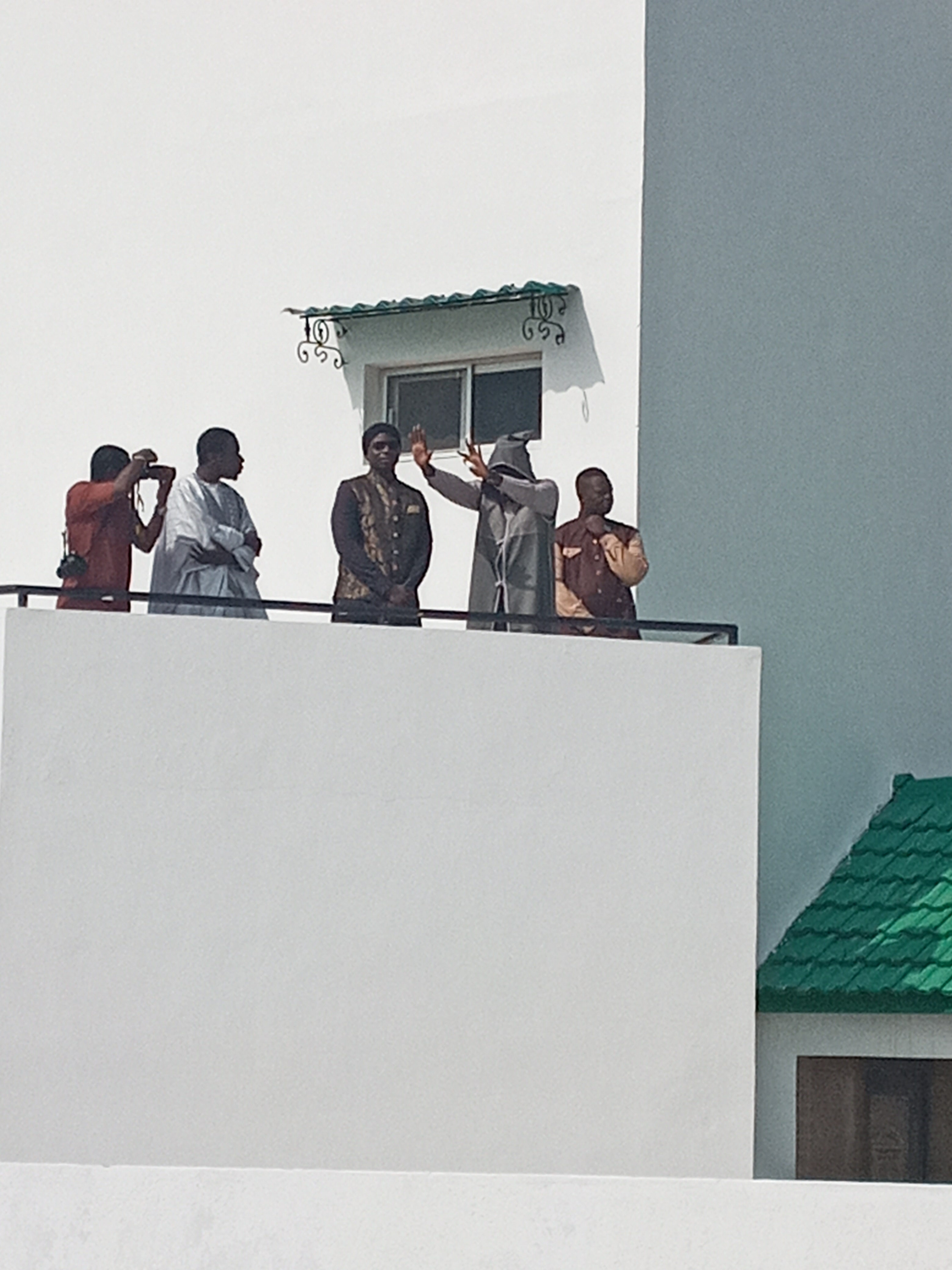 Tivaouane : Le guide spirituel du mouvement Moustarchidine Wal Moustarchidaty, Serigne Moustapha Sy, apparaît dans une liesse populaire.