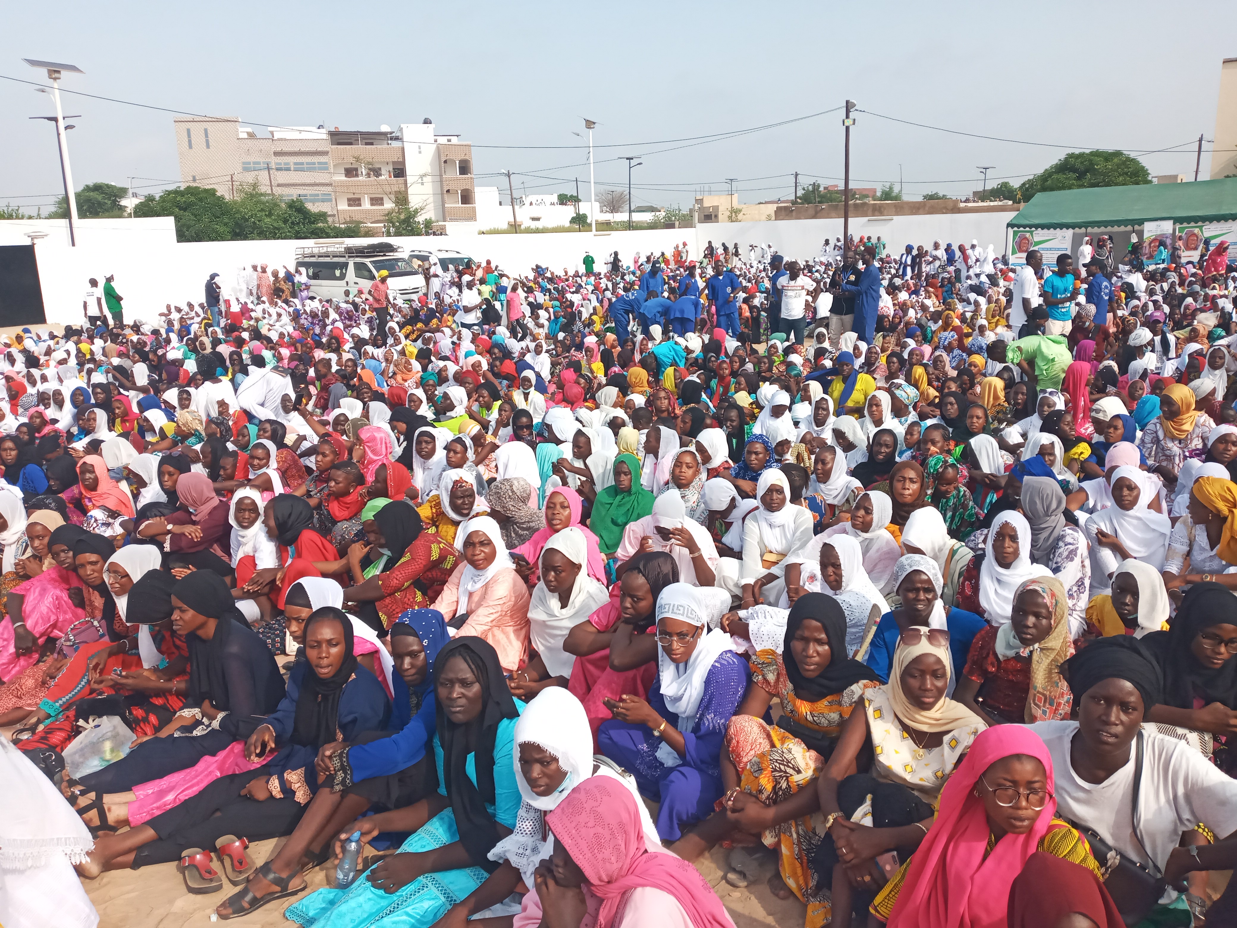 Tivaouane : Le guide spirituel du mouvement Moustarchidine Wal Moustarchidaty, Serigne Moustapha Sy, apparaît dans une liesse populaire.