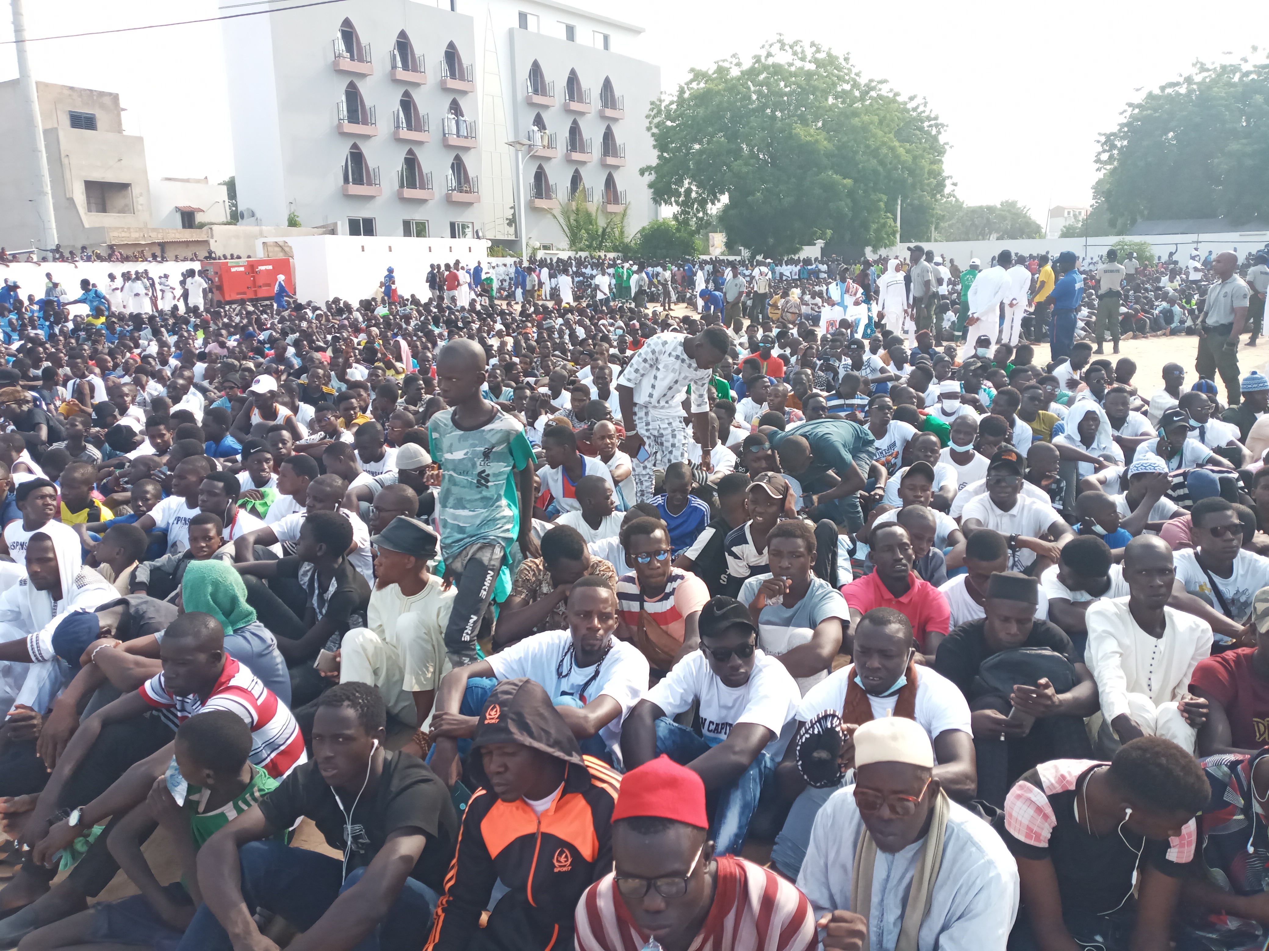 Tivaouane : Le guide spirituel du mouvement Moustarchidine Wal Moustarchidaty, Serigne Moustapha Sy, apparaît dans une liesse populaire.