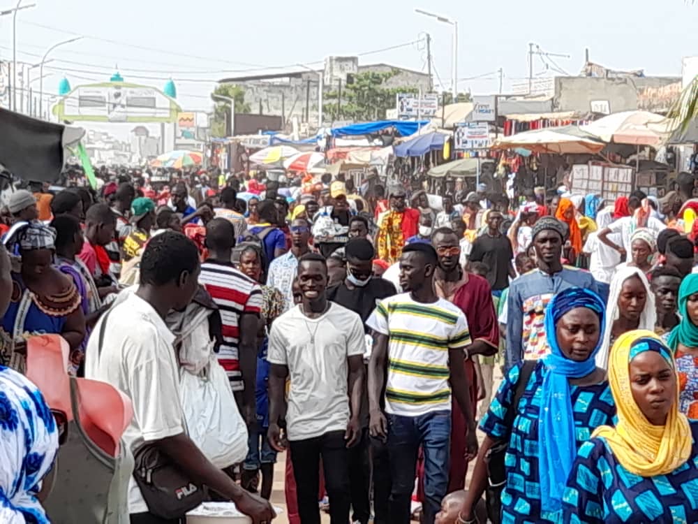 Jour de Gamou à Médina Baye : Le rush des fidèles qui convergent vers la mosquée pour effectuer le Ziaar.