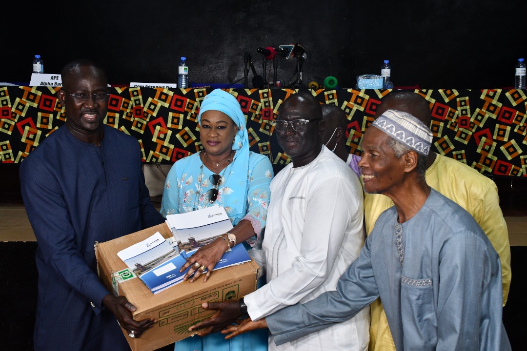 20 000 CAHIERS ET 4 000 BOITES DE CRAIES AUX ECOLES: L’AIBD soulage les élèves de Ziguinchor