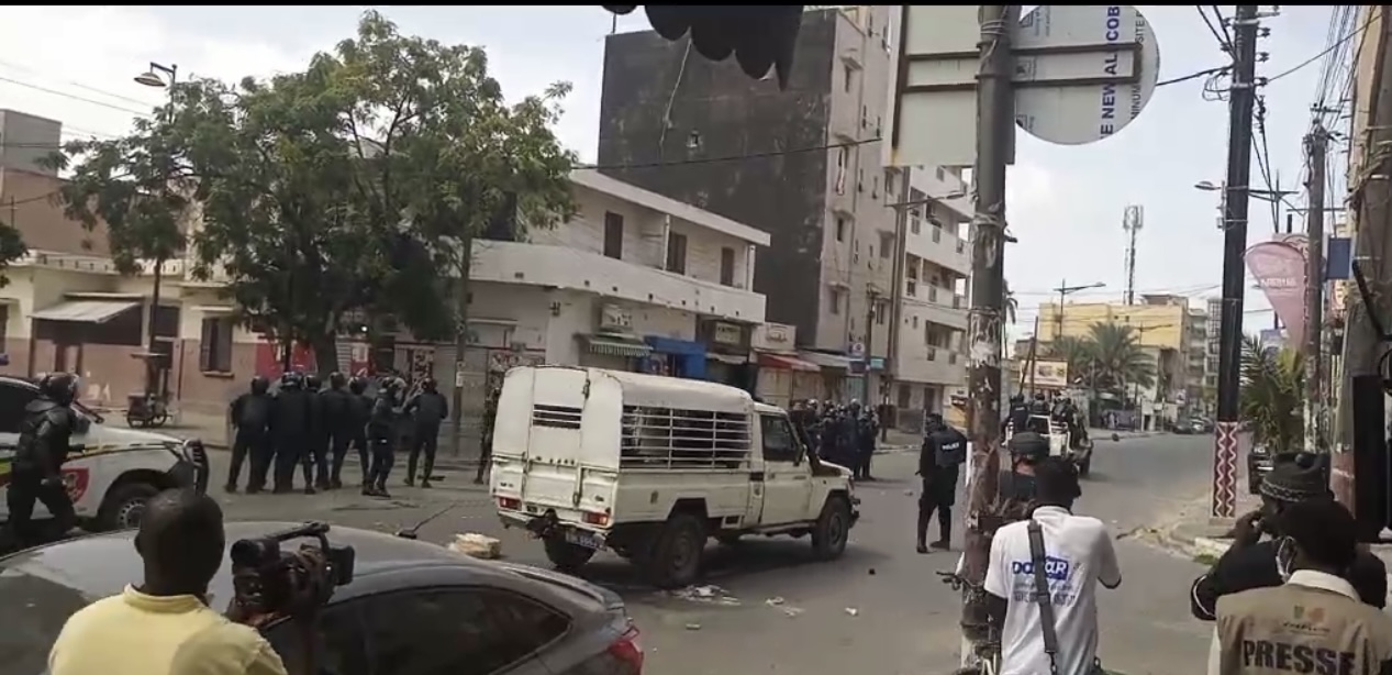 RUE 6 MÉDINA : Les policiers dispersent la foule à coups de lacrymogènes.