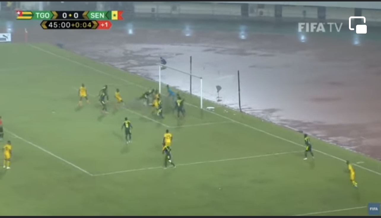 Togo vs Sénégal : Les Lions menés (1-0) à la pause, sur pelouse envahie par les eaux de pluie...