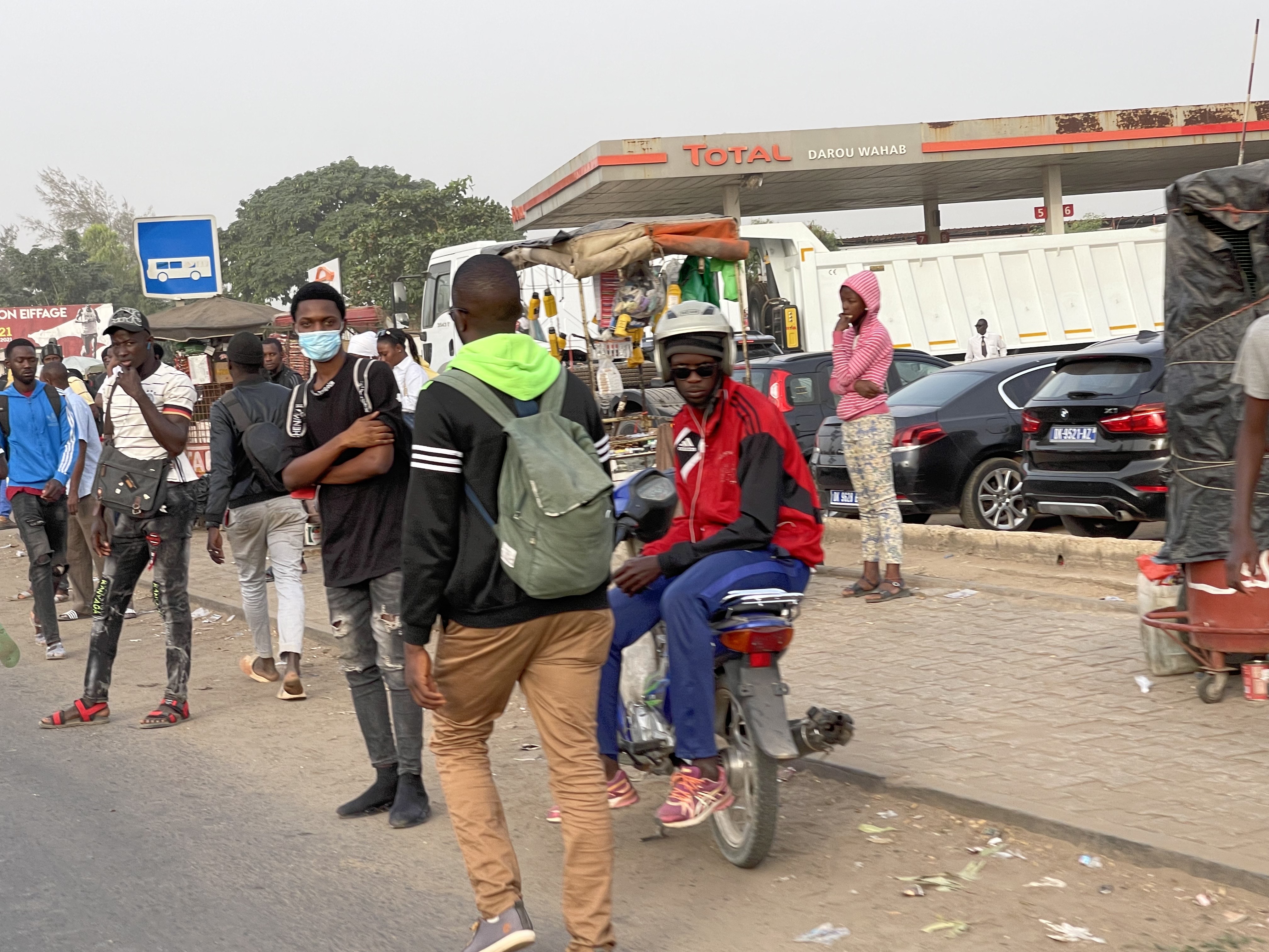 Grève des transports : Le rush des usagers à pied pour se rendre au travail.