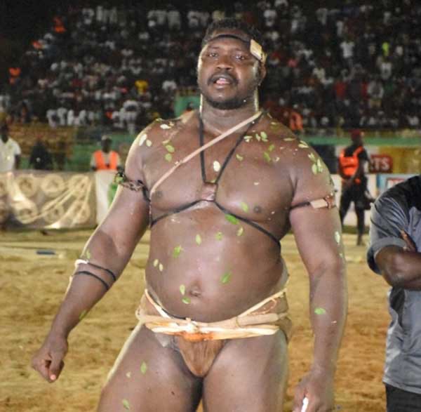 Verdict du combat Tapha Tine/Boy Niang : Le "Thiapatioly" victime de fracture, Tapha Tine déclaré vainqueur après 5 avertissements de son adversaire.