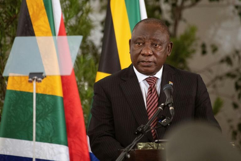 Afrique du Sud : le président remis du Covid, reprend ses fonctions.