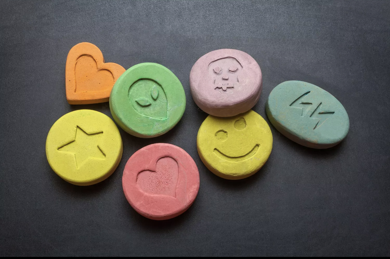 Offre et cession de drogue : la police fait tomber un livreur de drogue Ecstasy après avoir passé une commande de 45 comprimés…