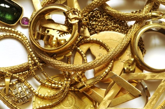 Vol de bijoux d'une valeur de 5 millions : la domestique risque deux ans de prison pour un supposé vol de bijoux de sa patronne…