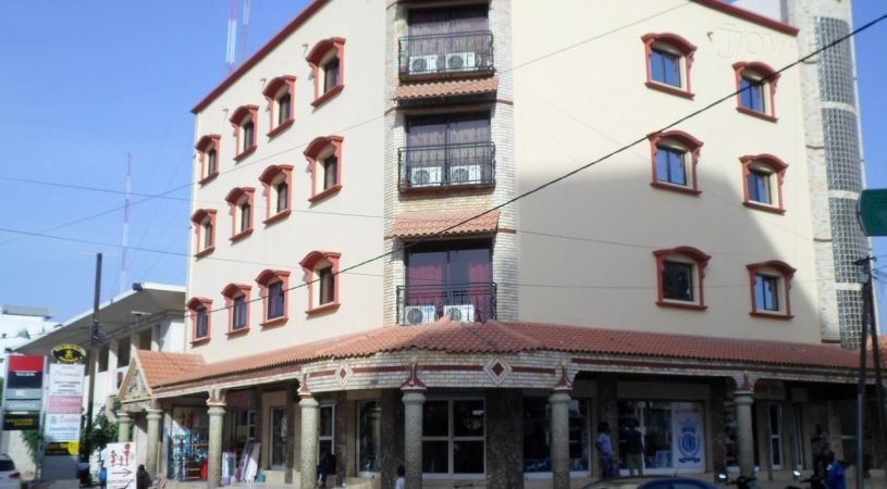 Coups et blessures volontaires : Le patron de la pâtisserie les Ambassades et son vigile traînés en justice par son ex employé