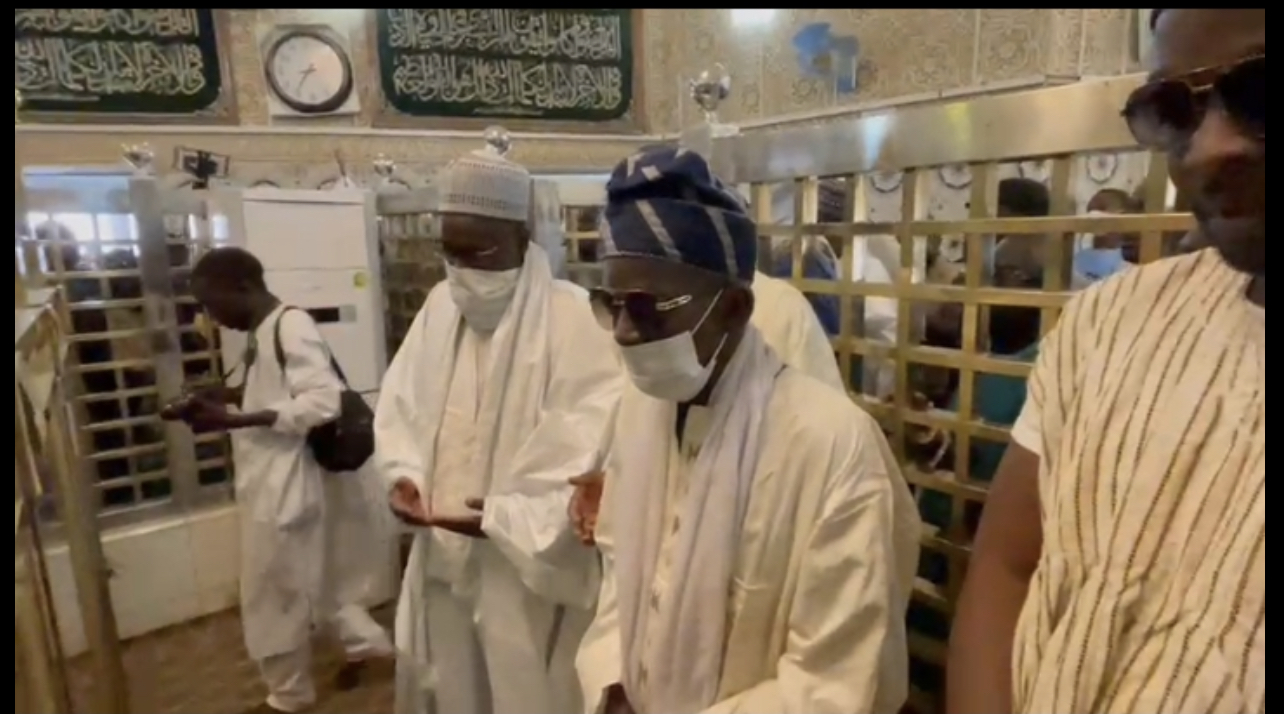 Médina Baye : Le khalife, l'imam et les deux candidats Mohamed Ndiaye Rahma et Pape Demba Bitèye se recueillent au mausolée de Baye Niass.