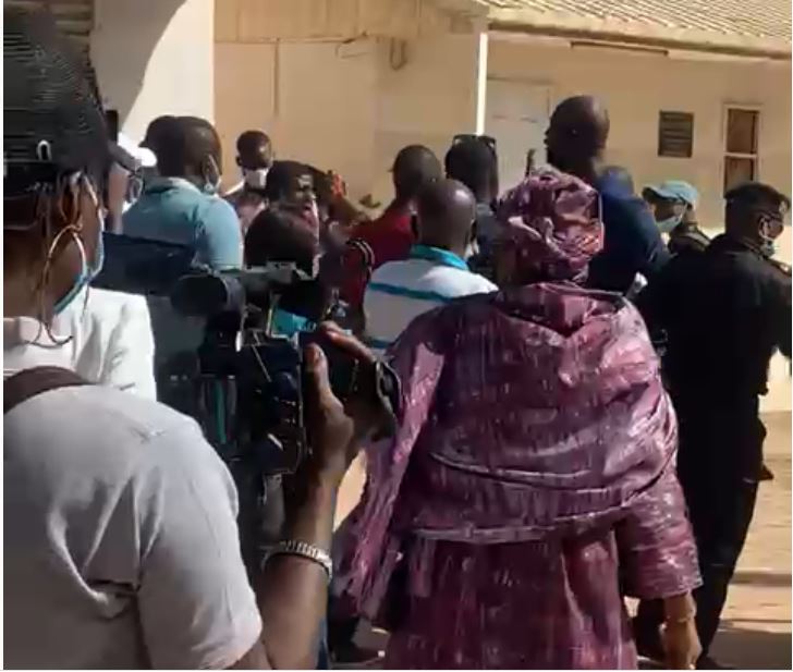 Gueule Tapée / Fass Colobane : le candidat Cheikh Omar Sy au cœur d’une altercation.