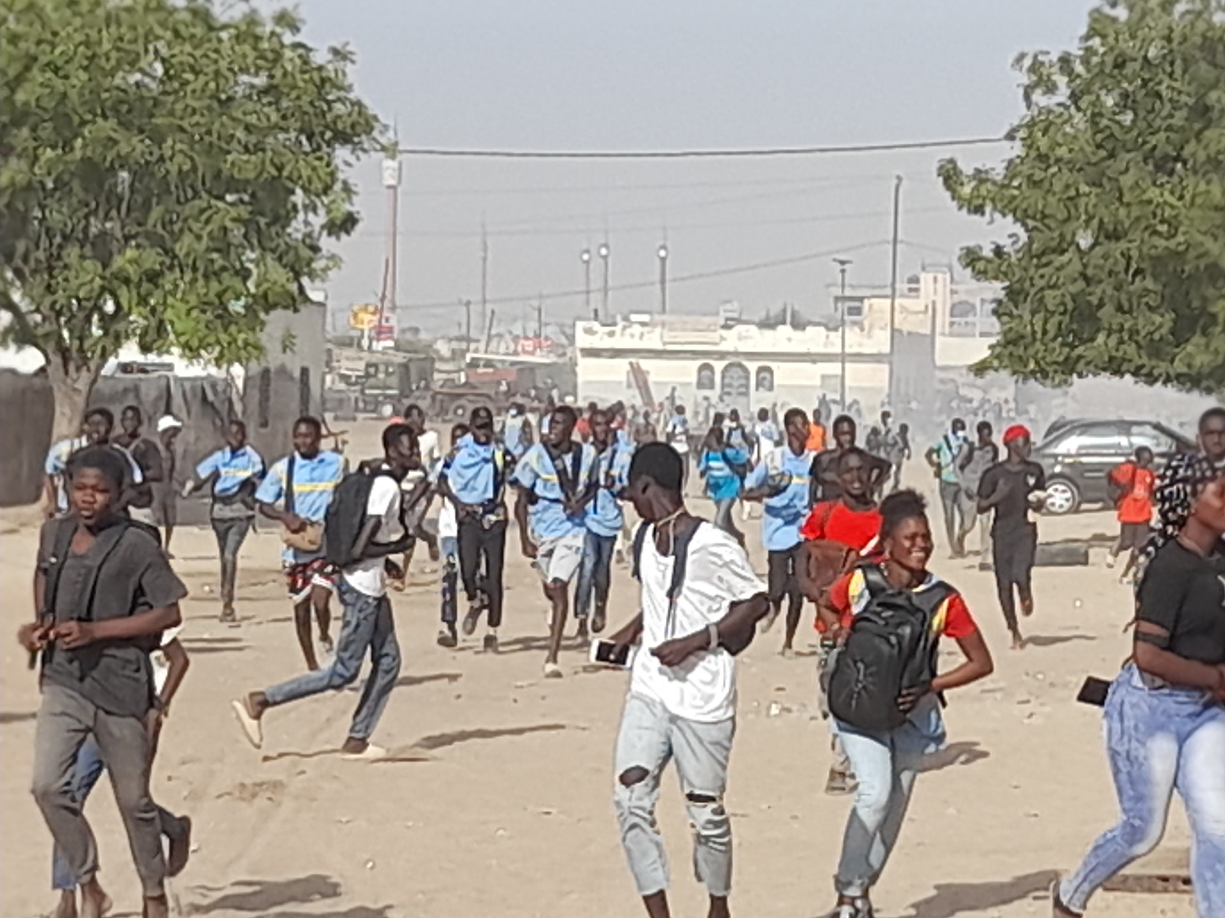 Urgent / Ça chauffe à Kaolack : Affrontements entre élèves et forces de l’ordre dans les rues de la ville.