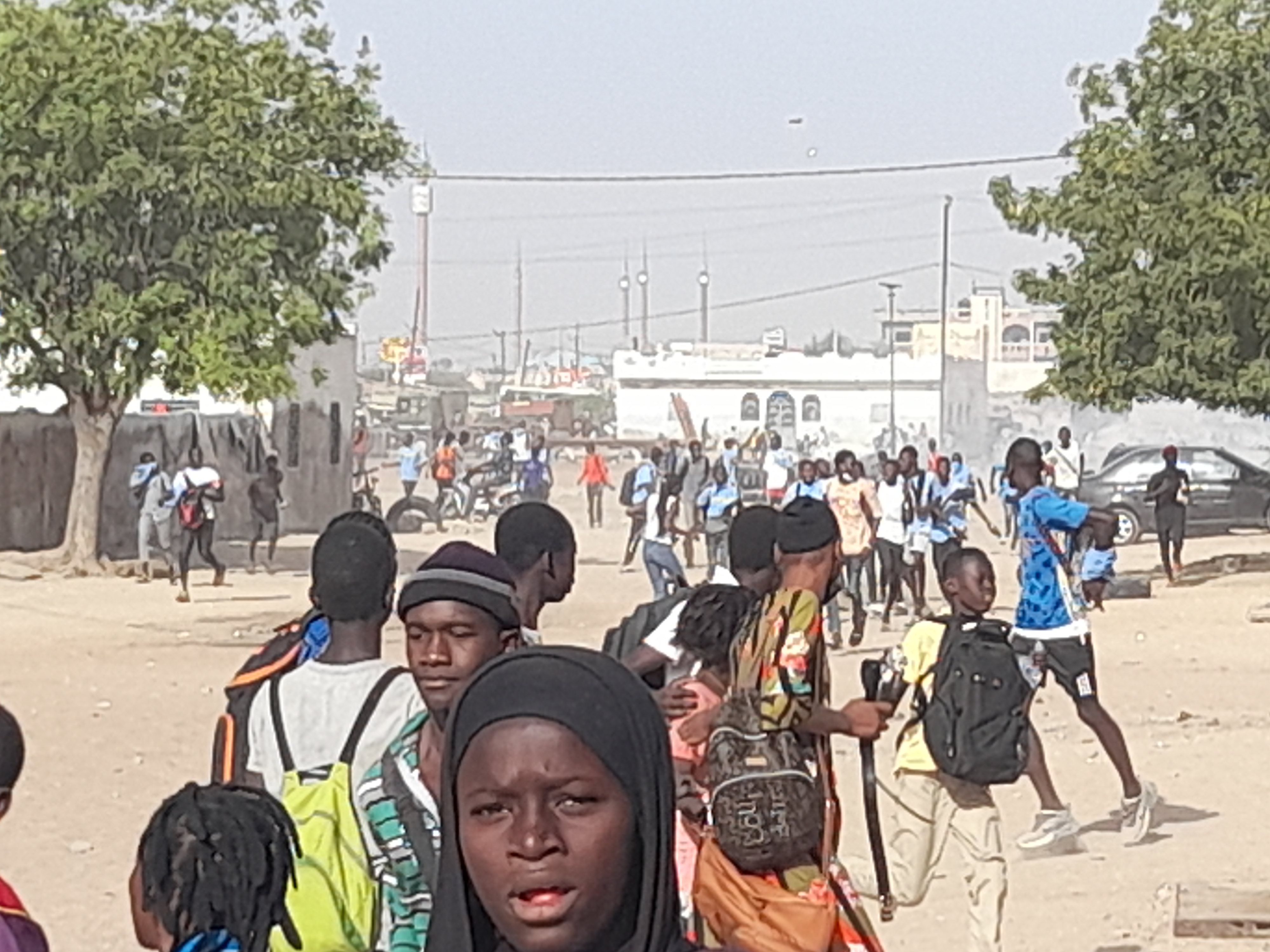 Urgent / Ça chauffe à Kaolack : Affrontements entre élèves et forces de l’ordre dans les rues de la ville.