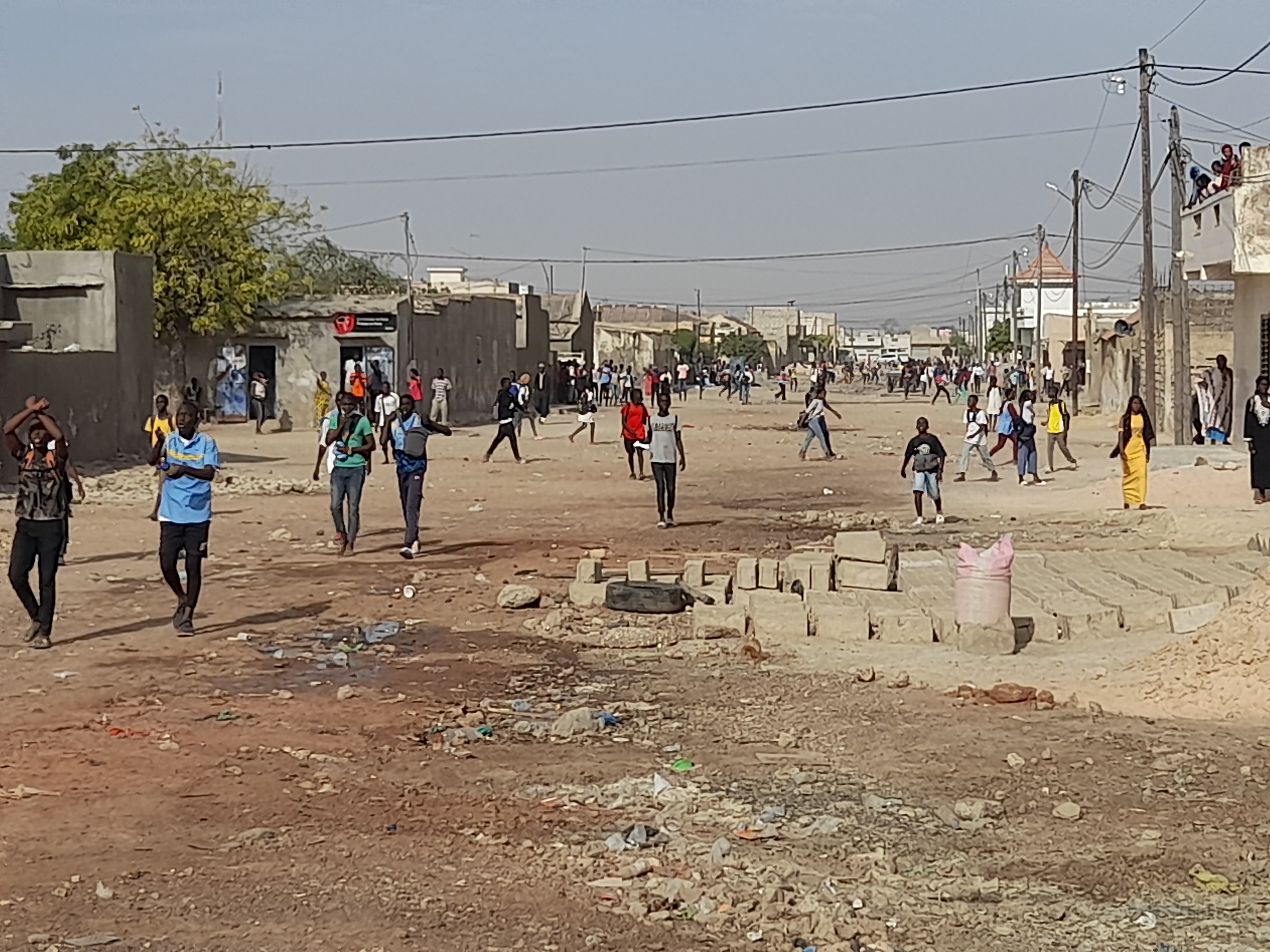 Urgent / Ça chauffe à Kaolack : Affrontements entre élèves et forces de l’ordre dans les rues de la ville.