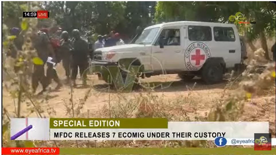 Gambie: les 7 soldats sénégalais libérés sont partis à bord de véhicules de la Croix-Rouge