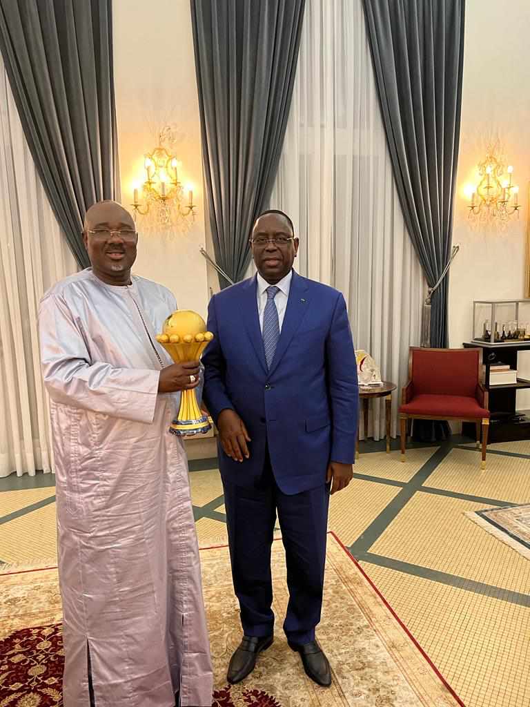 Palais : Farba Ngom avec le trophée des Lions après leur sacre