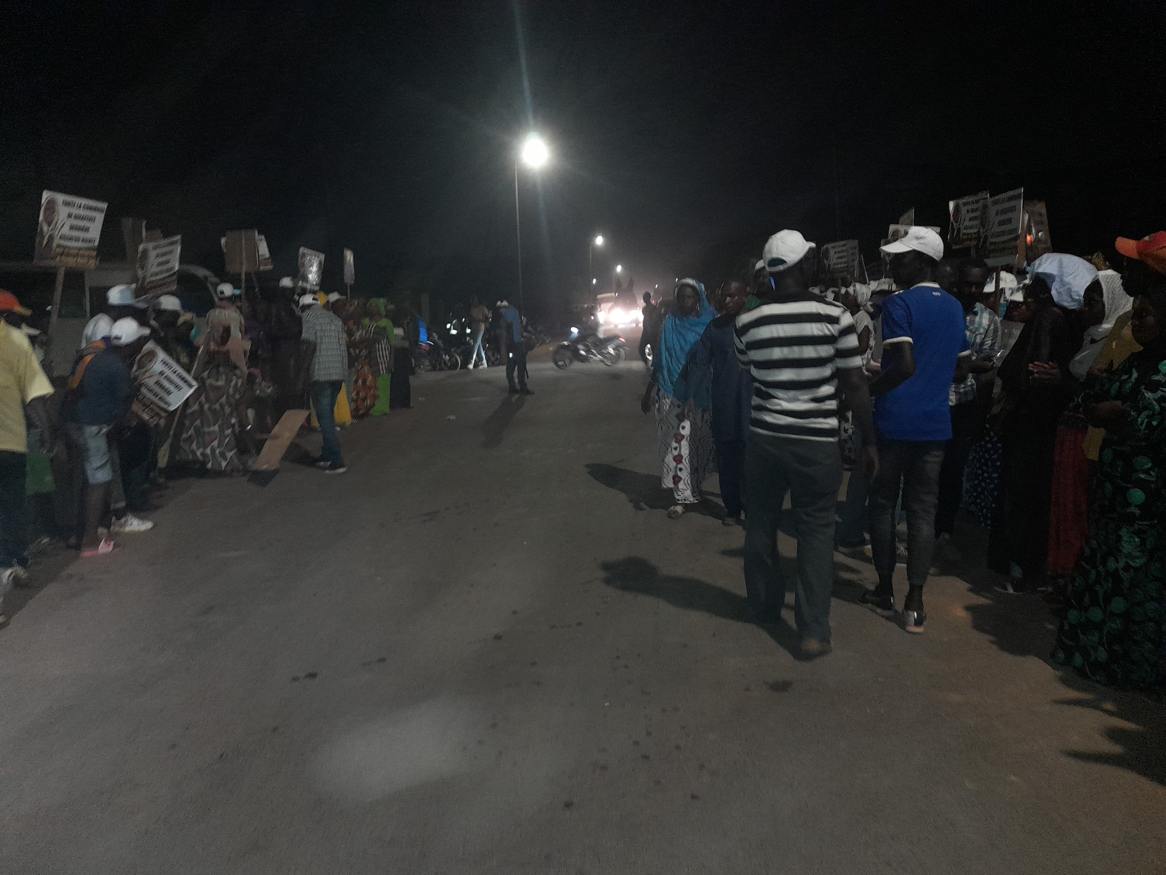 Arrivée du président Macky Sall à Kaolack : Forte mobilisation dans les grandes artères... Un hôtel de la place abrite la rencontre à travers un accès très sélectif.