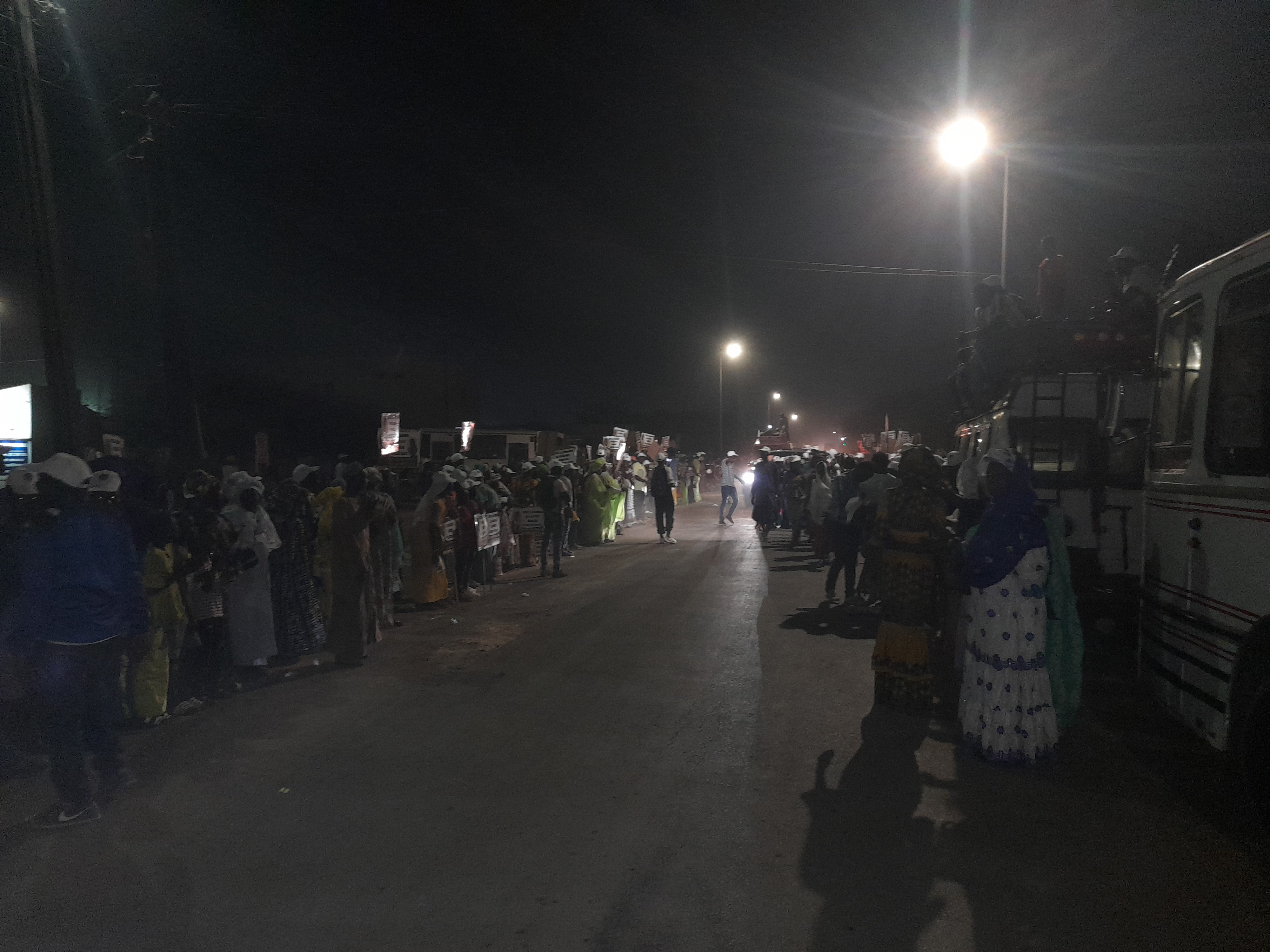 Arrivée du président Macky Sall à Kaolack : Forte mobilisation dans les grandes artères... Un hôtel de la place abrite la rencontre à travers un accès très sélectif.