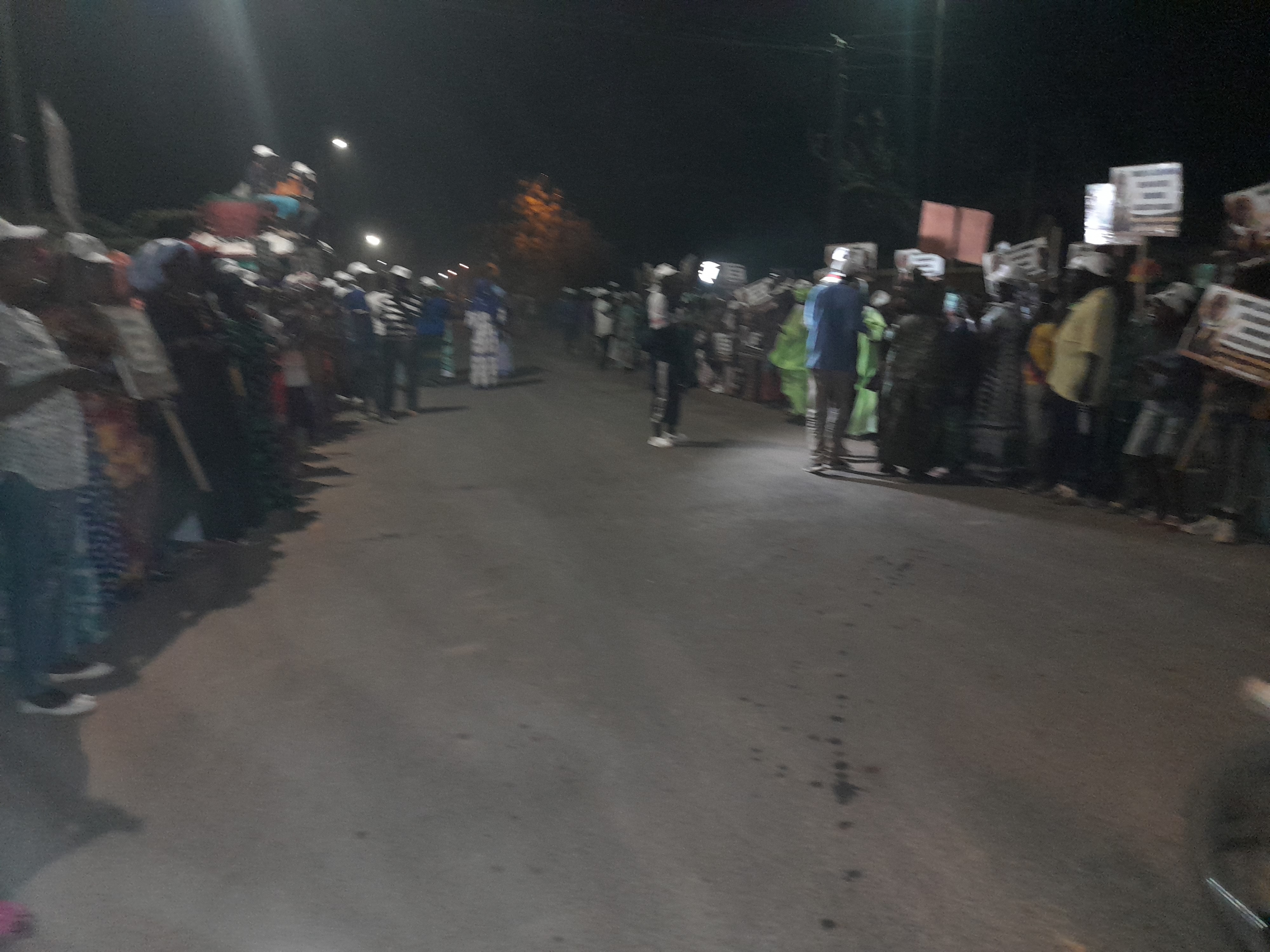 Arrivée du président Macky Sall à Kaolack : Forte mobilisation dans les grandes artères... Un hôtel de la place abrite la rencontre à travers un accès très sélectif.