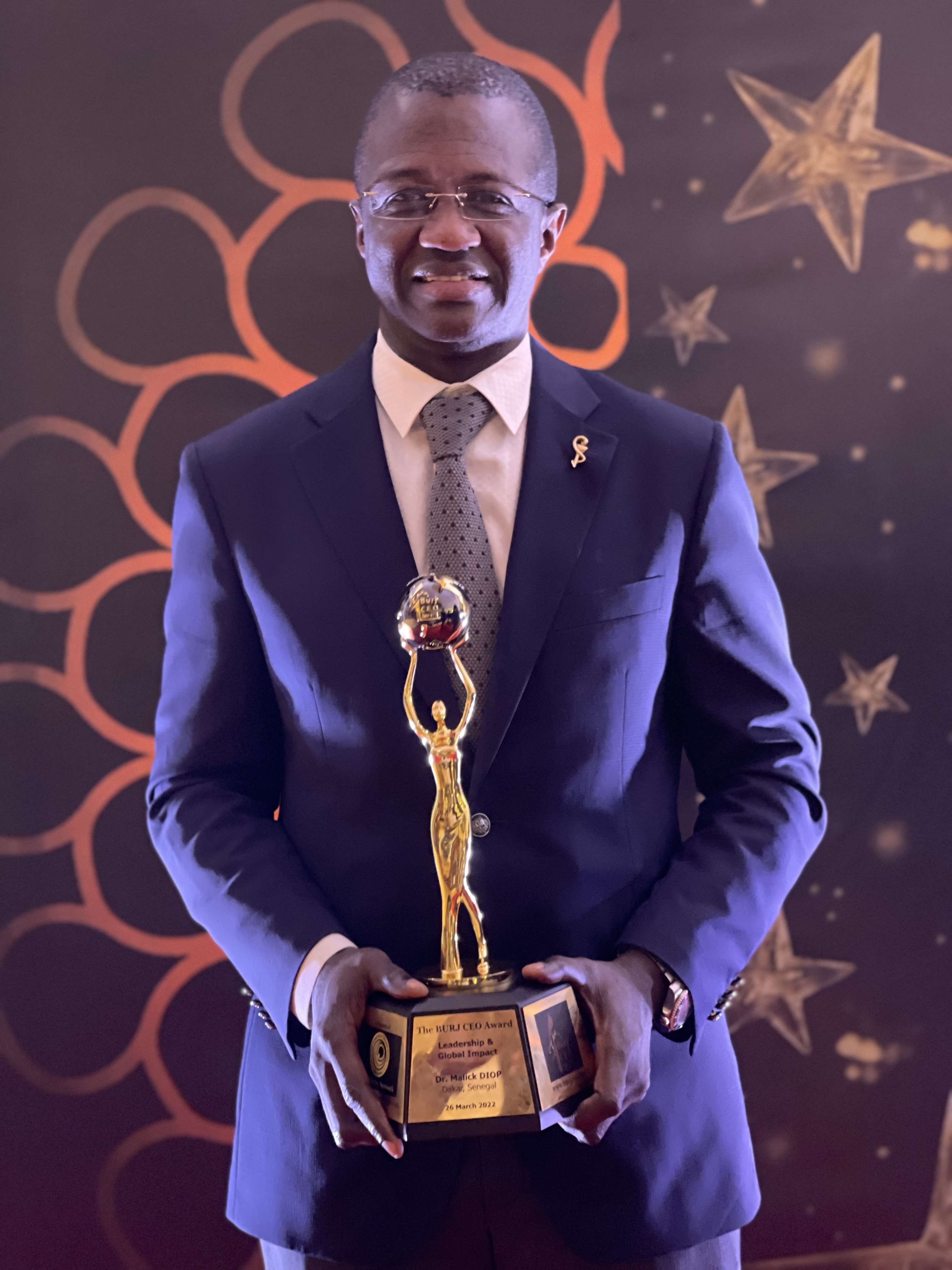 Clôture de l’Expo Dubaï 2020 : Le Dr Malick Diop décroche le prix « Leadership et Impact Mondial » des Burj CEO Awards.