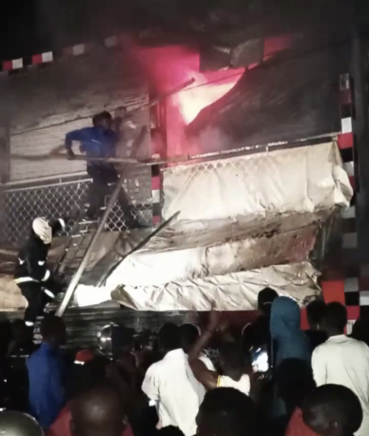 Urgent : Une partie du marché de Ouakam en feu.