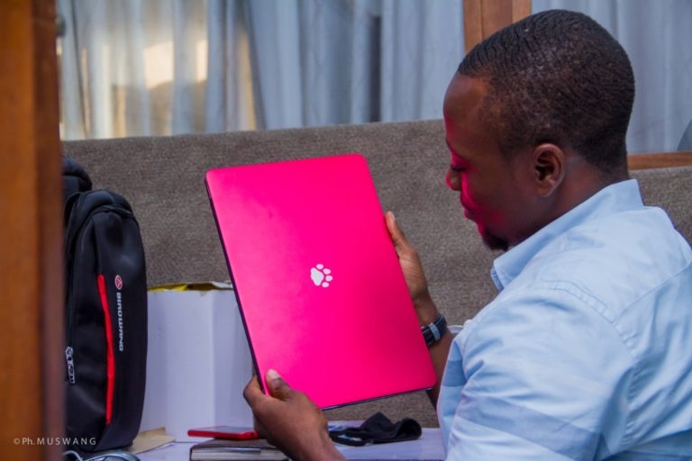 Innovation Hi-Tech : Des jeunes Congolais créent l’ordinateur « Leopad »