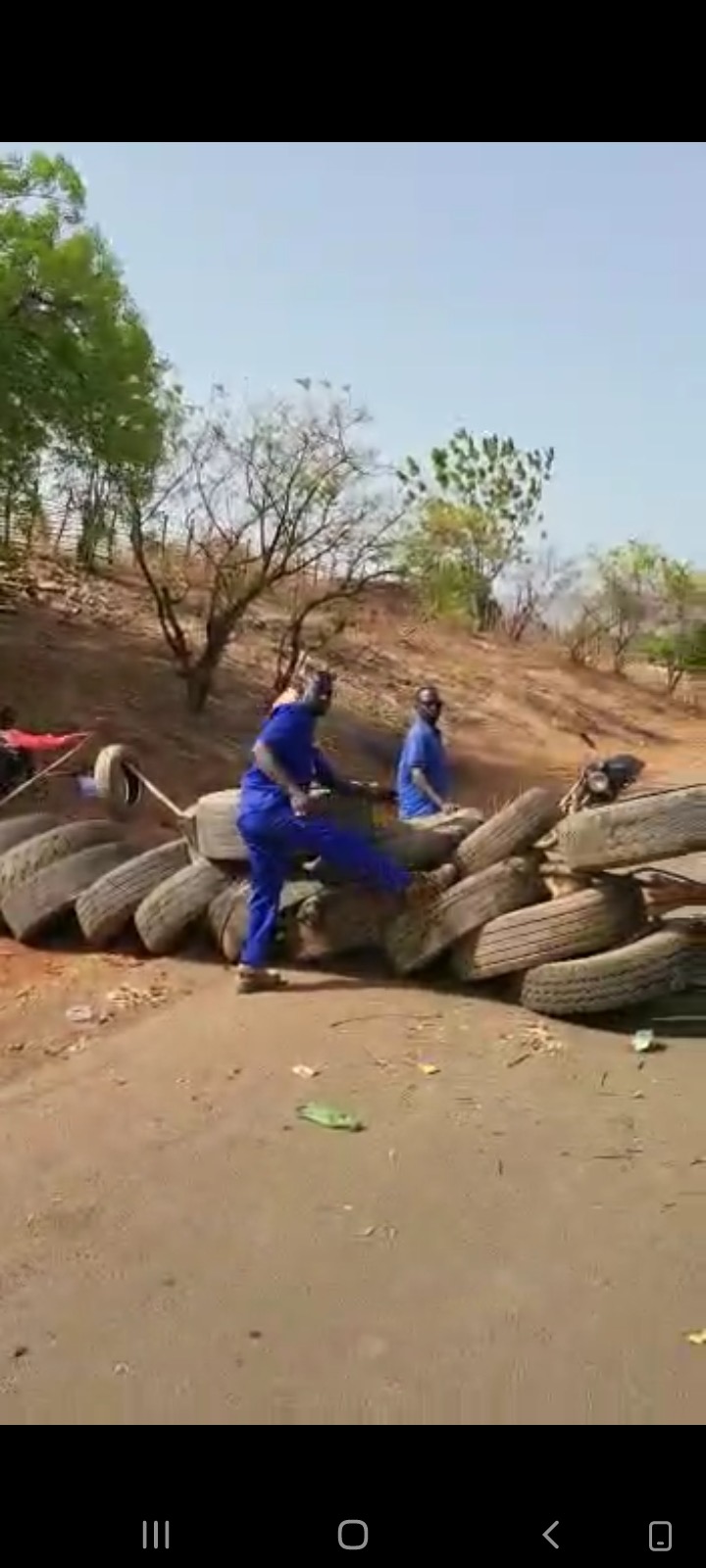 Tomboronkoto / Mako : Les habitants barrent la RN7 pour exiger l'électrification de leur village.