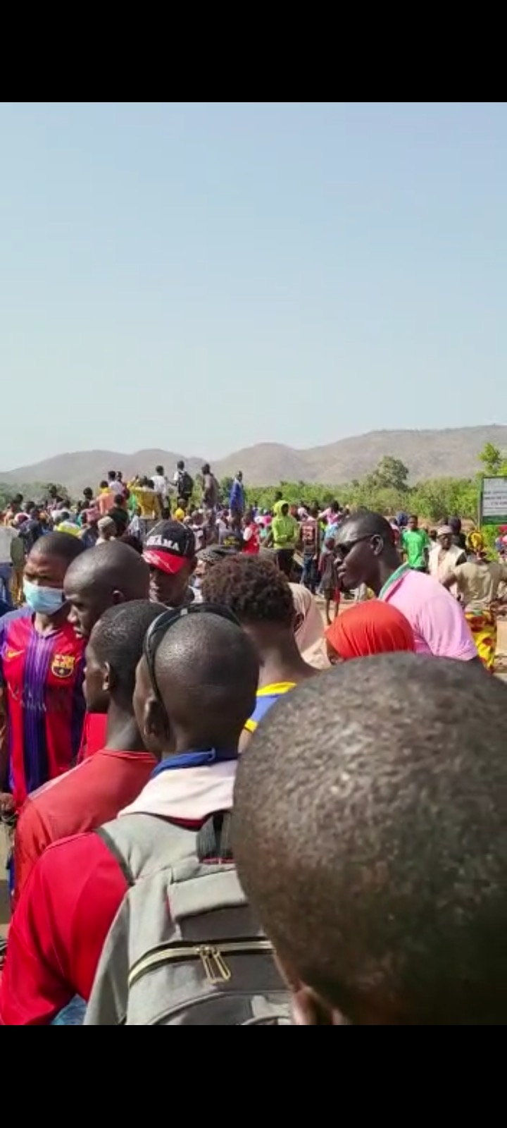 Tomboronkoto / Mako : Les habitants barrent la RN7 pour exiger l'électrification de leur village.