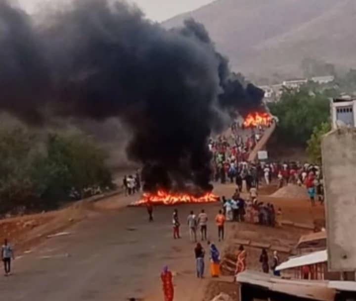 Affrontements à Mako : 3 blessés, la maison du maire saccagée et plusieurs dégâts.