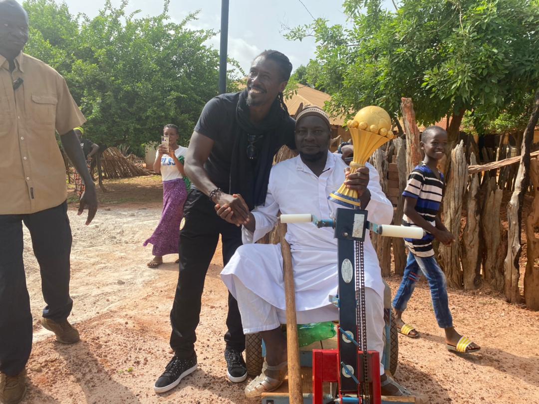 Arrêt sur image : Une personne à mobilité réduite a pu brandir fièrement le trophée avec à ses côtés le sélectionneur national, Aliou Cissé...