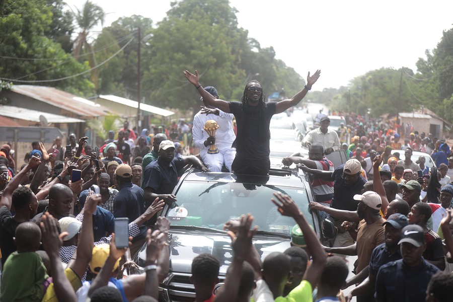 ( Trophée Tour ) Aliou Cissé accueilli en héros à Ziguinchor où la tournée de la coupe d’Afrique a fait escale ( IMAGES)