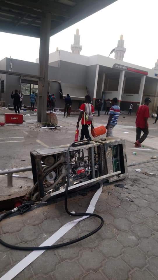 Dakar/Manif de YAW: une station d'essence total saccagée aux HLM.