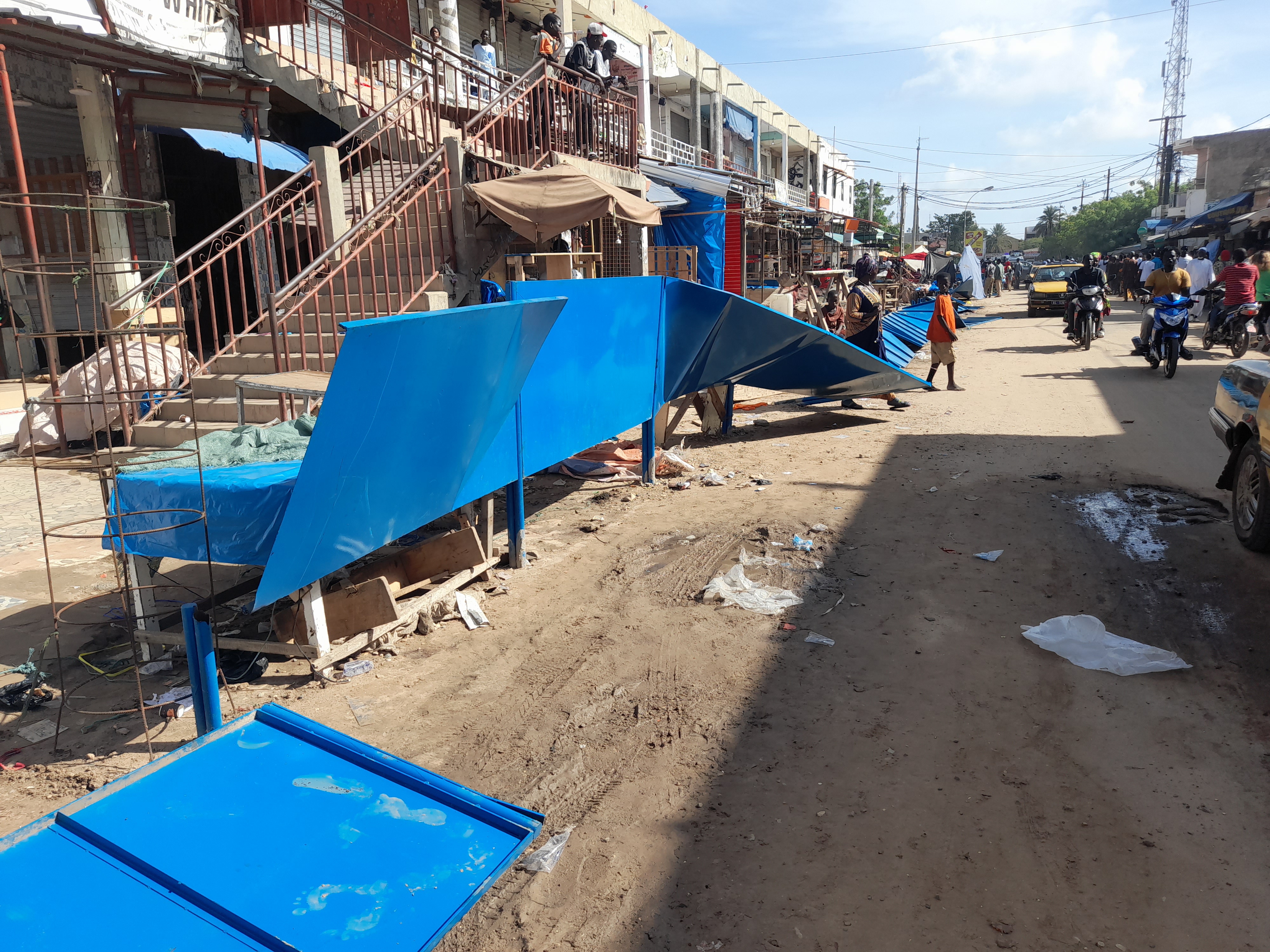 Marché central de Kaolack : Un groupe de commerçants démolit les barrières installées par la mairie (images)