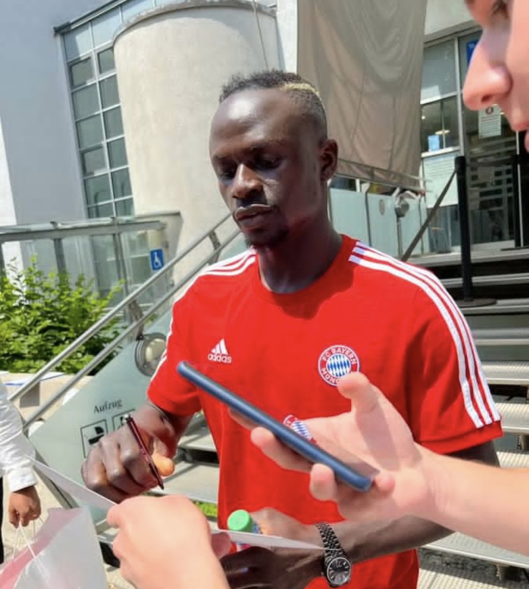 Mercato : Sa visite médicale bouclée, Sadio Mané s'affiche pour la première fois avec les couleurs du Bayern Munich...