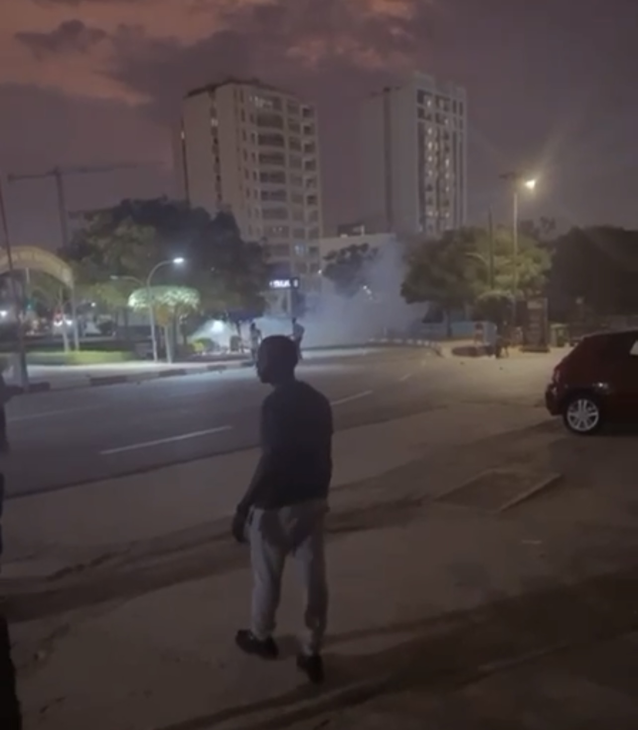 UCAD : Les étudiants ressortissants de Ziguinchor barrent l’avenue Cheikh Anta Diop pour réclamer leur subvention à Ousmane Sonko.