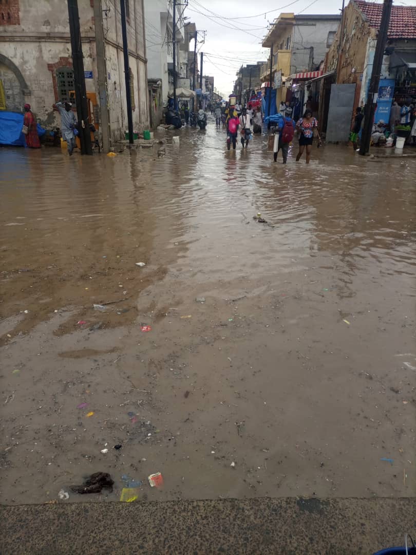 Fortes pluies sur Rufisque : la vieille sous les eaux (Images)